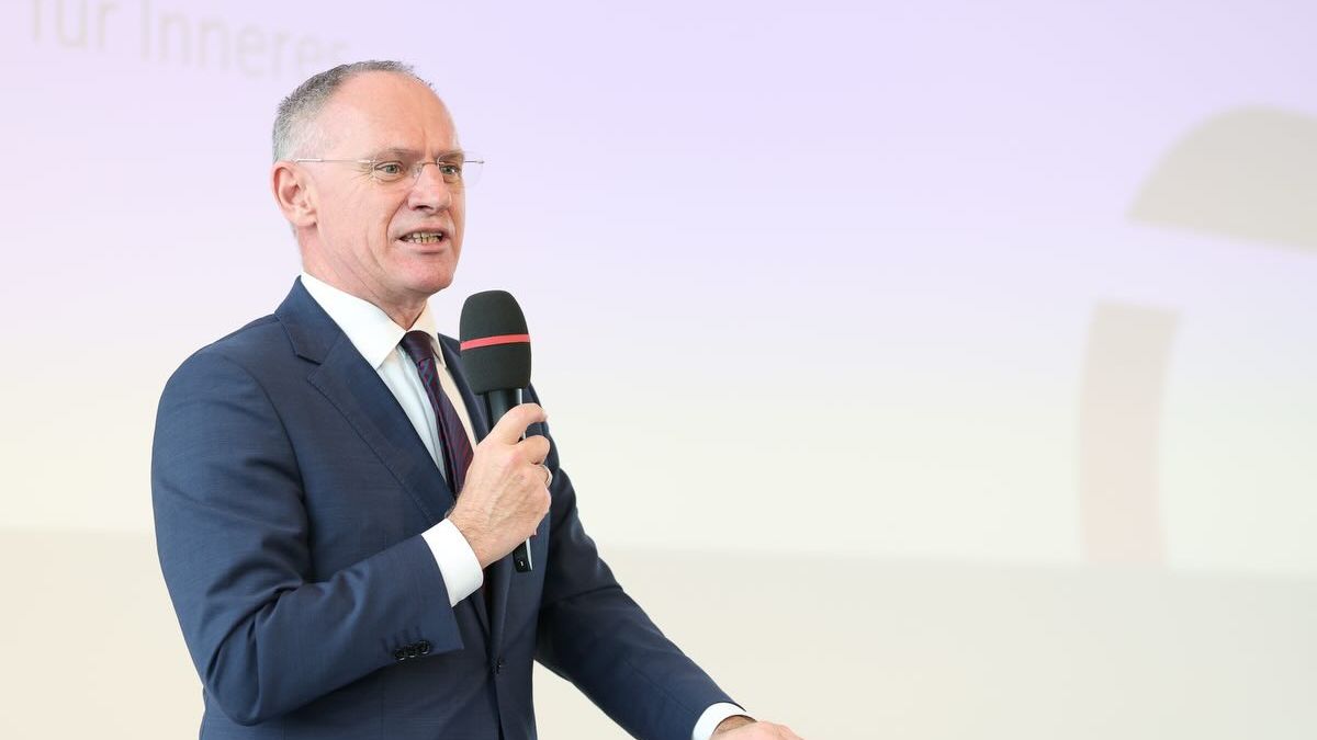 Austria Calls for Policy Change: Ukrainian Men Should Return Home, Interior Minister Argues