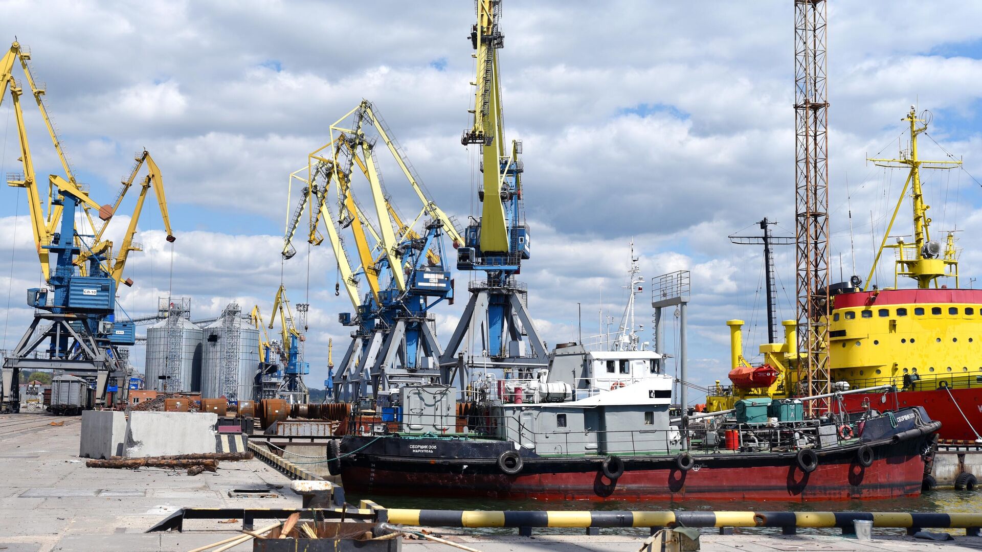 Ukraine Strikes Mariupol Seaport: Russian Logistics in Azov Region Disrupted